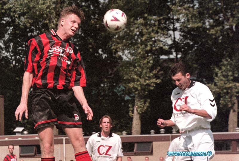 99090507.jpg - HET KONTAKT:Papendrecht:05-09-1999:sportpark t slobbegors voetbalwestrijd papendrecht-voabDeze digitale foto blijft eigendom van FOTOPERSBURO BUSINK. Wij hanteren de voorwaarden van het N.V.F. en N.V.J. Gebruik van deze foto impliceert dat u bekend bent  en akkoord gaat met deze voorwaarden bij publicatie.EB/ETIENNE BUSINK