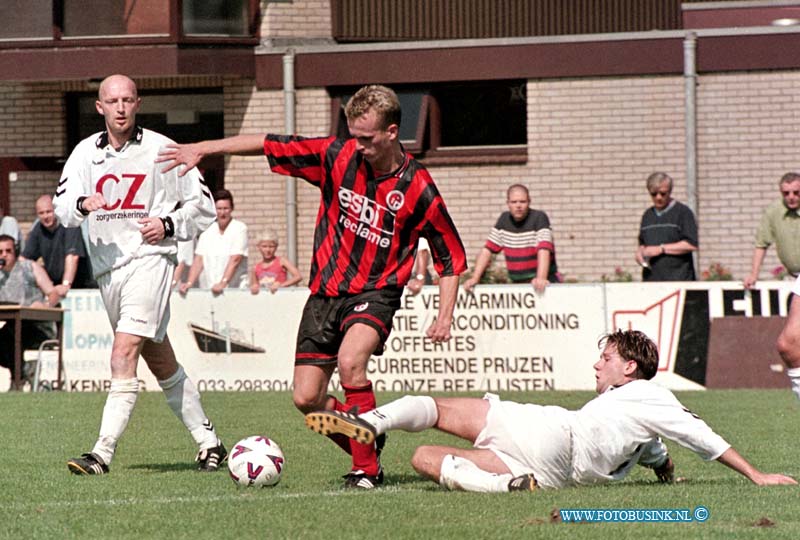 99090508.jpg - DE DORDTENAAR SPORT:Papendrecht:05-09-1999:sportpark t slobbegors voetbalwestrijd papendrecht-voabDeze digitale foto blijft eigendom van FOTOPERSBURO BUSINK. Wij hanteren de voorwaarden van het N.V.F. en N.V.J. Gebruik van deze foto impliceert dat u bekend bent  en akkoord gaat met deze voorwaarden bij publicatie.EB/ETIENNE BUSINK