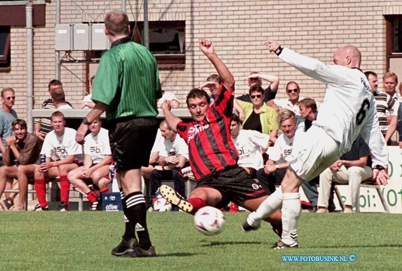 99090510.jpg - HET KONTAKT:Papendrecht:05-09-1999:sportpark t slobbegors voetbalwestrijd papendrecht-voabDeze digitale foto blijft eigendom van FOTOPERSBURO BUSINK. Wij hanteren de voorwaarden van het N.V.F. en N.V.J. Gebruik van deze foto impliceert dat u bekend bent  en akkoord gaat met deze voorwaarden bij publicatie.EB/ETIENNE BUSINK