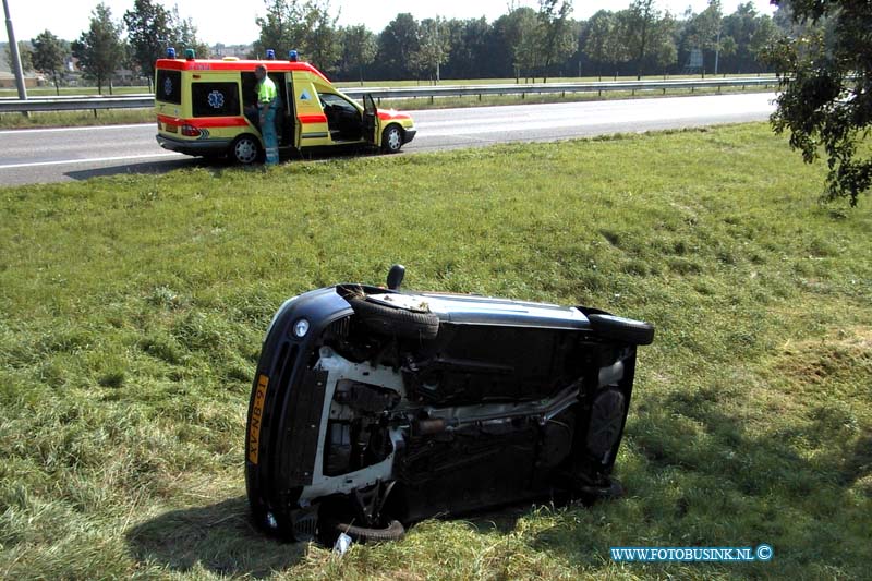 99090511.jpg - LOCOM :Dordrecht:05-09-1999:omstreeks 14,30 raakte en auto uit de bocht van de rondweg n3 en de afslag dubbeldam/stadpolders de auto kwam onder aan de afslag op zijn kant tot stilstand de bestuurder raakte vermoedelijk de macht over het stuur kwijt en raakte licht gewondtDeze digitale foto blijft eigendom van FOTOPERSBURO BUSINK. Wij hanteren de voorwaarden van het N.V.F. en N.V.J. Gebruik van deze foto impliceert dat u bekend bent  en akkoord gaat met deze voorwaarden bij publicatie.EB/ETIENNE BUSINK