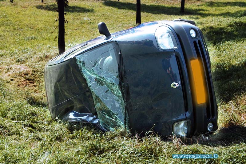 99090512.jpg - LOCOM :Dordrecht:05-09-1999:omstreeks 14,30 raakte en auto uit de bocht van de rondweg n3 en de afslag dubbeldam/stadpolders de auto kwam onder aan de afslag op zijn kant tot stilstand de bestuurder raakte vermoedelijk de macht over het stuur kwijt en raakte licht gewondtDeze digitale foto blijft eigendom van FOTOPERSBURO BUSINK. Wij hanteren de voorwaarden van het N.V.F. en N.V.J. Gebruik van deze foto impliceert dat u bekend bent  en akkoord gaat met deze voorwaarden bij publicatie.EB/ETIENNE BUSINK