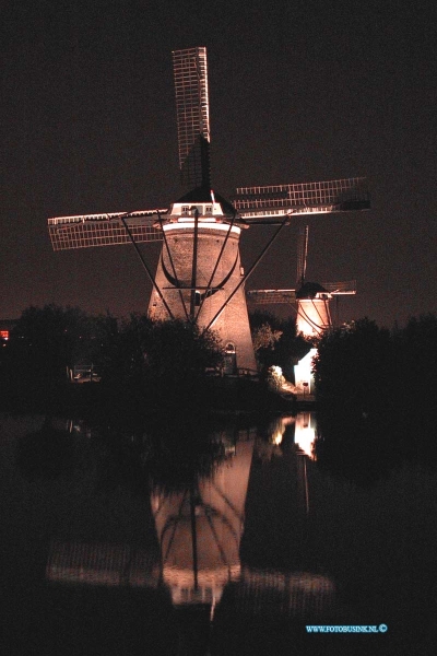 99090604.jpg - DE DORDTENAAR :Kinderdijk:06-09-1999:de ontstoken molens op kinderdijk in sierlijke verlichting in de avondDeze digitale foto blijft eigendom van FOTOPERSBURO BUSINK. Wij hanteren de voorwaarden van het N.V.F. en N.V.J. Gebruik van deze foto impliceert dat u bekend bent  en akkoord gaat met deze voorwaarden bij publicatie.EB/ETIENNE BUSINK