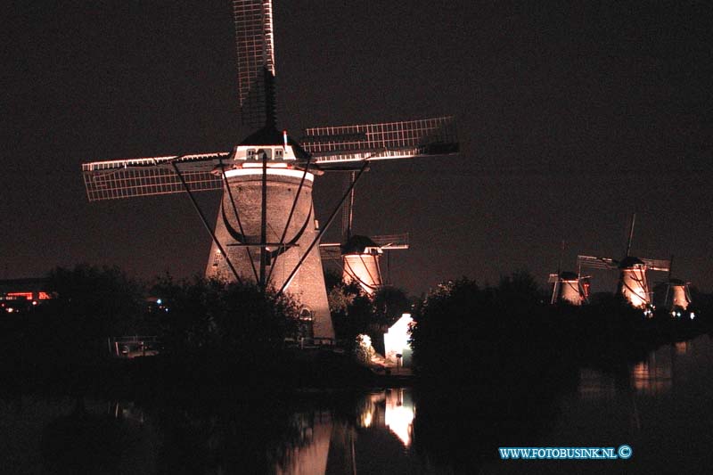 99090605.jpg - DE DORDTENAAR :Kinderdijk:06-09-1999:de ontstoken molens op kinderdijk in sierlijke verlichting in de avondDeze digitale foto blijft eigendom van FOTOPERSBURO BUSINK. Wij hanteren de voorwaarden van het N.V.F. en N.V.J. Gebruik van deze foto impliceert dat u bekend bent  en akkoord gaat met deze voorwaarden bij publicatie.EB/ETIENNE BUSINK