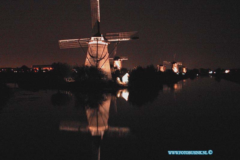 99090606.jpg - WFA :Kinderdijk:06-09-1999:de ontstoken molens op kinderdijk in sierlijke verlichting in de avondDeze digitale foto blijft eigendom van FOTOPERSBURO BUSINK. Wij hanteren de voorwaarden van het N.V.F. en N.V.J. Gebruik van deze foto impliceert dat u bekend bent  en akkoord gaat met deze voorwaarden bij publicatie.EB/ETIENNE BUSINK