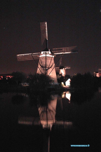 99090607.jpg - WFA :Kinderdijk:06-09-1999:de ontstoken molens op kinderdijk in sierlijke verlichting in de avondDeze digitale foto blijft eigendom van FOTOPERSBURO BUSINK. Wij hanteren de voorwaarden van het N.V.F. en N.V.J. Gebruik van deze foto impliceert dat u bekend bent  en akkoord gaat met deze voorwaarden bij publicatie.EB/ETIENNE BUSINK