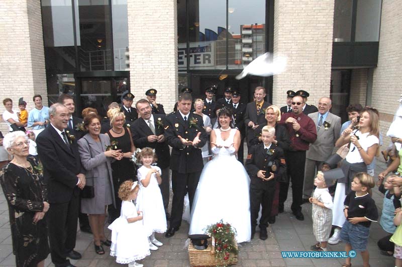 99090907.jpg - DE STEM VAN DORDT :Papendrecht:09-09-1999:1 van de vele byzondere huwelijken die vandaag hebben plaats gevonden omdat de magische datum 09-09-1999 een goed onthoude datum is trouwde vele duidenzende mensen juist vandaag daar door was het op alle stadhuisen spit uur en zaten ze hartstike vol hier het huwelijk van sandy van der heiden uit dordt en de brandweer man arjo voogt uit papendrecht  die voor het stadhuis van papendrecht door zijn collega's warm werdt onthaald ook voor sandy die kleuter juf is waren de leerlingen om ze een warm onthaal te geven.Deze digitale foto blijft eigendom van FOTOPERSBURO BUSINK. Wij hanteren de voorwaarden van het N.V.F. en N.V.J. Gebruik van deze foto impliceert dat u bekend bent  en akkoord gaat met deze voorwaarden bij publicatie.EB/ETIENNE BUSINK