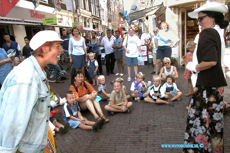 99091102.jpg - DE DORDTENAAR :Dordrecht:11-09-1999:dordt monumenteel is de hele binnenstad waren straat theaters te zien zo ook dit straattheater op de grote spuistraatDeze digitale foto blijft eigendom van FOTOPERSBURO BUSINK. Wij hanteren de voorwaarden van het N.V.F. en N.V.J. Gebruik van deze foto impliceert dat u bekend bent  en akkoord gaat met deze voorwaarden bij publicatie.EB/ETIENNE BUSINK