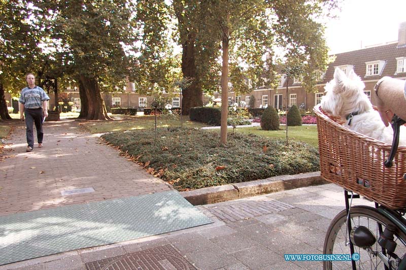 99091121.jpg - DE DORDTENAAR :Dordrecht:11-09-1999:dordt monumenteel is de hele binnenstad waren de monumenten open maar werden slecht door enkele bezoekers bezochtDeze digitale foto blijft eigendom van FOTOPERSBURO BUSINK. Wij hanteren de voorwaarden van het N.V.F. en N.V.J. Gebruik van deze foto impliceert dat u bekend bent  en akkoord gaat met deze voorwaarden bij publicatie.EB/ETIENNE BUSINK