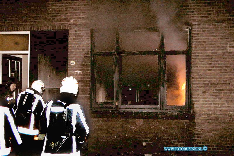 99091309.jpg - LOCOM :Dordrecht:13-09-1999:om 00,01van zondag op maandag nacht een uitslaande brand in de bilitonstraat ( vogebuurt) een woonhuis brande voledig op de begaande grond uit 4 licht gewonde mensen werden door de ggd bekeken ook redde een brandweer man een hond die rook vergifteging had opgelopen de ggd gaf de hond zuurstof en de dierenambulance nam het later over van de ggd broeders.Deze digitale foto blijft eigendom van FOTOPERSBURO BUSINK. Wij hanteren de voorwaarden van het N.V.F. en N.V.J. Gebruik van deze foto impliceert dat u bekend bent  en akkoord gaat met deze voorwaarden bij publicatie.EB/ETIENNE BUSINK