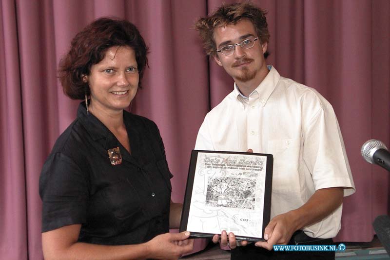 99091313.jpg - DE DORDTENAAR :Dordrecht:thurenborgh mauritsweg dordrecht wedh g bosdriesz ontvangt het eerste boekje das nou dordtDeze digitale foto blijft eigendom van FOTOPERSBURO BUSINK. Wij hanteren de voorwaarden van het N.V.F. en N.V.J. Gebruik van deze foto impliceert dat u bekend bent  en akkoord gaat met deze voorwaarden bij publicatie.EB/ETIENNE BUSINK