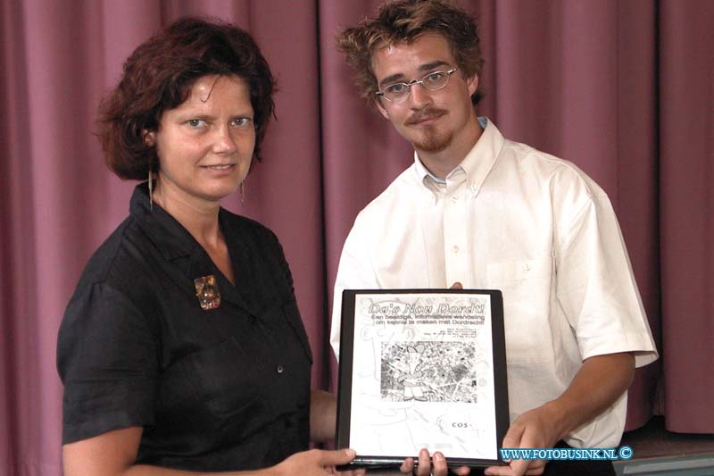 99091314.jpg - DE STEM VAN DORDT :Dordrecht:thurenborgh mauritsweg dordrecht wedh g bosdriesz ontvangt het eerste boekje das nou dordtDeze digitale foto blijft eigendom van FOTOPERSBURO BUSINK. Wij hanteren de voorwaarden van het N.V.F. en N.V.J. Gebruik van deze foto impliceert dat u bekend bent  en akkoord gaat met deze voorwaarden bij publicatie.EB/ETIENNE BUSINK