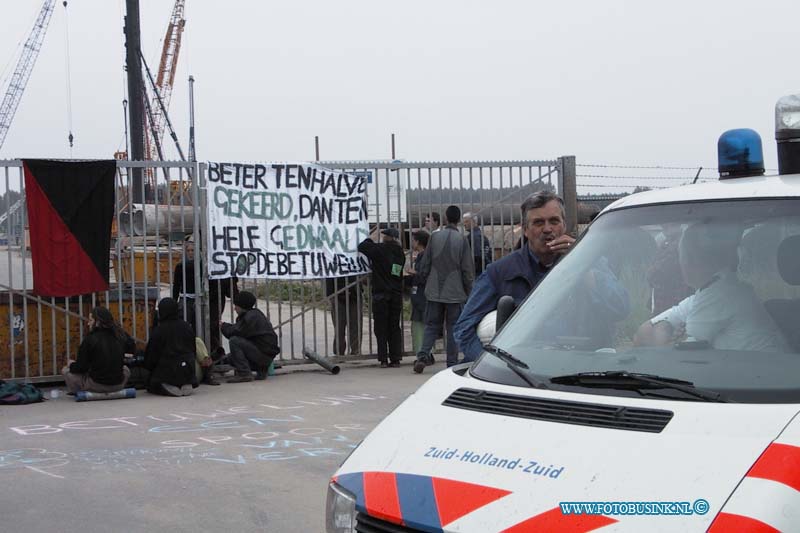 99091405.jpg - DE DORDTENAAR :Papendrecht:14-09-1999:het groen front voerd actie met 30 mensen tegen betuwelijn aanleg sophiatunnel de ns laat dit toe en heeft alle werknemers naar huis gestruud ook de poltie zhz kijkt alleen toe van een afstand.Deze digitale foto blijft eigendom van FOTOPERSBURO BUSINK. Wij hanteren de voorwaarden van het N.V.F. en N.V.J. Gebruik van deze foto impliceert dat u bekend bent  en akkoord gaat met deze voorwaarden bij publicatie.EB/ETIENNE BUSINK