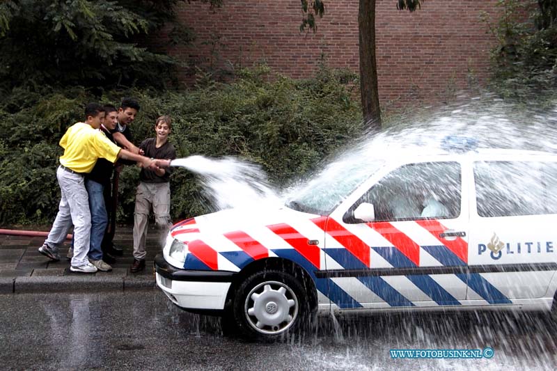 99091413.jpg - DE DORDTENAAR :09-14-1999 :dordrechtop de hoek patersweg --- ligt een slang waar de jeugd mee aan het spelen isDeze digitale foto blijft eigendom van FOTOPERSBURO BUSINK. Wij hanteren de voorwaarden van het N.V.F. en N.V.J. Gebruik van deze foto impliceert dat u bekend bent  en akkoord gaat met deze voorwaarden bij publicatie.EB/ETIENNE BUSINK