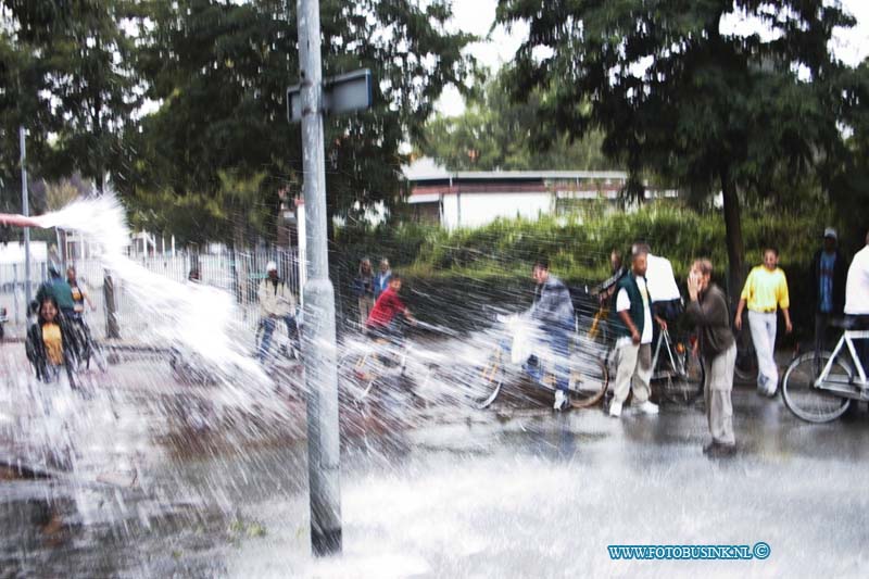 99091415.jpg - DE DORDTENAAR :09-14-1999 :dordrechtop de hoek patersweg --- ligt een slang waar de jeugd mee aan het spelen isDeze digitale foto blijft eigendom van FOTOPERSBURO BUSINK. Wij hanteren de voorwaarden van het N.V.F. en N.V.J. Gebruik van deze foto impliceert dat u bekend bent  en akkoord gaat met deze voorwaarden bij publicatie.EB/ETIENNE BUSINK