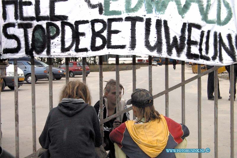 99091420.jpg - DE DORDTENAAR :Papendrecht:14-09-1999:het groen front voerd actie met 30 mensen tegen betuwelijn aanleg sophiatunnel de ns laat dit toe en heeft alle werknemers naar huis gestruud ook de poltie zhz kijkt alleen toe van een afstand.Deze digitale foto blijft eigendom van FOTOPERSBURO BUSINK. Wij hanteren de voorwaarden van het N.V.F. en N.V.J. Gebruik van deze foto impliceert dat u bekend bent  en akkoord gaat met deze voorwaarden bij publicatie.EB/ETIENNE BUSINK