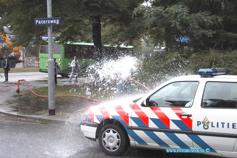 99091422.jpg - LOCOM :09-14-1999 :dordrechtop de hoek patersweg --- ligt een slang waar de jeugd mee aan het spelen isDeze digitale foto blijft eigendom van FOTOPERSBURO BUSINK. Wij hanteren de voorwaarden van het N.V.F. en N.V.J. Gebruik van deze foto impliceert dat u bekend bent  en akkoord gaat met deze voorwaarden bij publicatie.EB/ETIENNE BUSINK