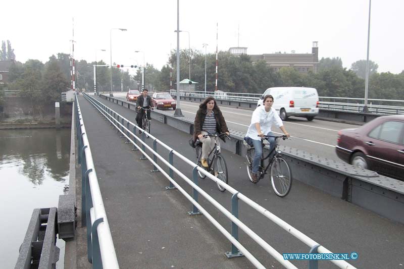 99091423.jpg - DE STEM VAN DORDT :Dordrecht:14-09-1999:drukte met verkeer op prinshendrikbrug merwestraat/oranjelaan zodat fietser bijna niet kunnen oversteken.Deze digitale foto blijft eigendom van FOTOPERSBURO BUSINK. Wij hanteren de voorwaarden van het N.V.F. en N.V.J. Gebruik van deze foto impliceert dat u bekend bent  en akkoord gaat met deze voorwaarden bij publicatie.EB/ETIENNE BUSINK