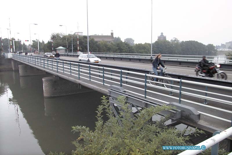 99091424.jpg - DE STEM VAN DORDT :Dordrecht:14-09-1999:drukte met verkeer op prinshendrikbrug merwestraat/oranjelaan zodat fietser bijna niet kunnen oversteken.Deze digitale foto blijft eigendom van FOTOPERSBURO BUSINK. Wij hanteren de voorwaarden van het N.V.F. en N.V.J. Gebruik van deze foto impliceert dat u bekend bent  en akkoord gaat met deze voorwaarden bij publicatie.EB/ETIENNE BUSINK