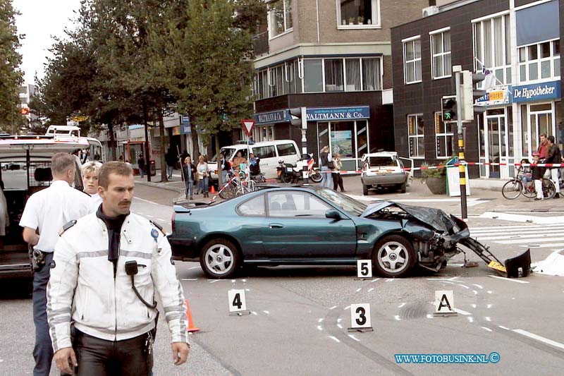 99091601.jpg - DE DORDTENAAR :Dordrecht:16-09-1999:aanrijding johan de witstraat dordrecht 1 beknelde vrouw die met haar auto rechts afsloeg waar het op het kruising niet mag de singel op een naderede auto kon de aanrijding niet meer voorkomen en ramde de vrouw die rehtsaf de singel op wilde met haar auto in de zij flank. zijn kwam bekneld in haar auto te zitten de brandweer bevrijde vrouw door het dak van de auto af te knippen de ggd vervoerde de vrouw naar het ziekenhuis met diverse verwondingen.Deze digitale foto blijft eigendom van FOTOPERSBURO BUSINK. Wij hanteren de voorwaarden van het N.V.F. en N.V.J. Gebruik van deze foto impliceert dat u bekend bent  en akkoord gaat met deze voorwaarden bij publicatie.EB/ETIENNE BUSINK