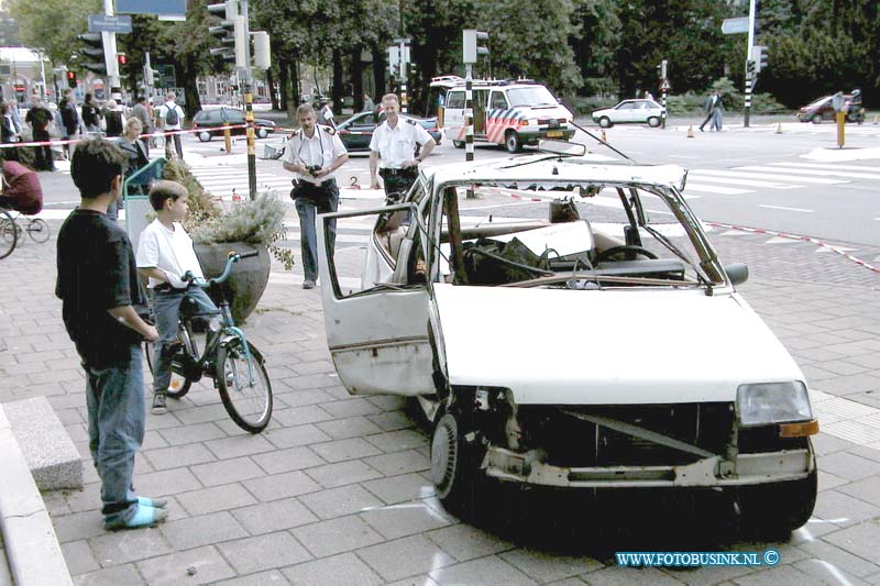 99091602.jpg - DE DORDTENAAR :Dordrecht:16-09-1999:aanrijding johan de witstraat dordrecht 1 beknelde vrouw die met haar auto rechts afsloeg waar het op het kruising niet mag de singel op een naderede auto kon de aanrijding niet meer voorkomen en ramde de vrouw die rehtsaf de singel op wilde met haar auto in de zij flank. zijn kwam bekneld in haar auto te zitten de brandweer bevrijde vrouw door het dak van de auto af te knippen de ggd vervoerde de vrouw naar het ziekenhuis met diverse verwondingen.Deze digitale foto blijft eigendom van FOTOPERSBURO BUSINK. Wij hanteren de voorwaarden van het N.V.F. en N.V.J. Gebruik van deze foto impliceert dat u bekend bent  en akkoord gaat met deze voorwaarden bij publicatie.EB/ETIENNE BUSINK