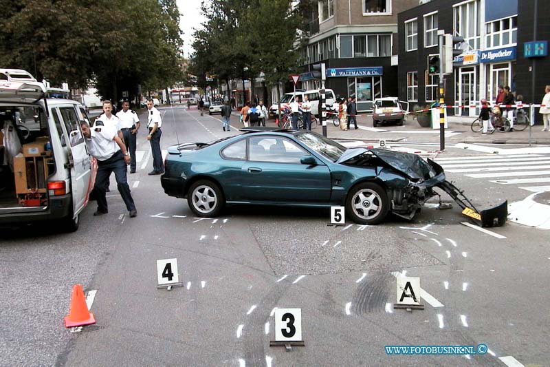 99091603.jpg - LOCOM :Dordrecht:16-09-1999:aanrijding johan de witstraat dordrecht 1 beknelde vrouw die met haar auto rechts afsloeg waar het op het kruising niet mag de singel op een naderede auto kon de aanrijding niet meer voorkomen en ramde de vrouw die rehtsaf de singel op wilde met haar auto in de zij flank. zijn kwam bekneld in haar auto te zitten de brandweer bevrijde vrouw door het dak van de auto af te knippen de ggd vervoerde de vrouw naar het ziekenhuis met diverse verwondingen.Deze digitale foto blijft eigendom van FOTOPERSBURO BUSINK. Wij hanteren de voorwaarden van het N.V.F. en N.V.J. Gebruik van deze foto impliceert dat u bekend bent  en akkoord gaat met deze voorwaarden bij publicatie.EB/ETIENNE BUSINK