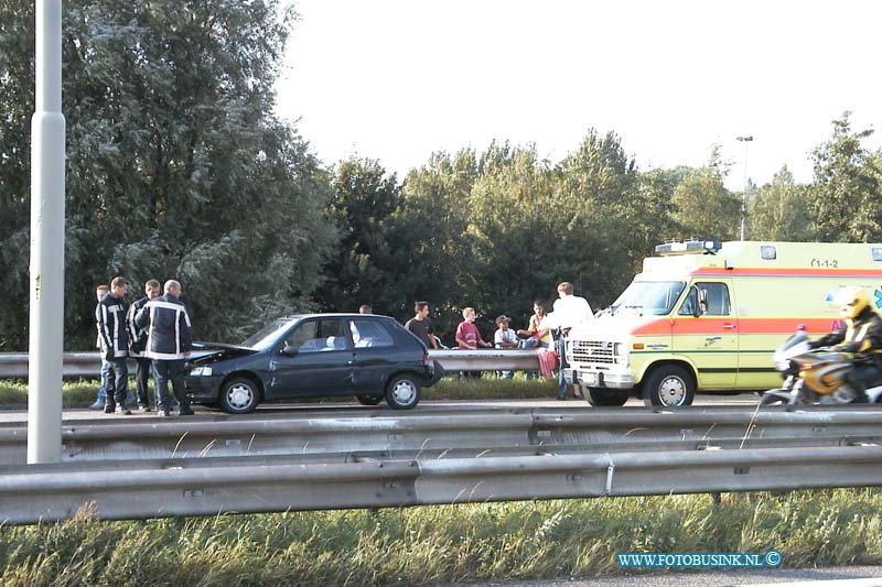 99091604.jpg - LOCOM :Dordrecht:16-09-1999:ongeval 3 auto's met bekneling en 2 gewonden op de rondweg n3 richting breda t/h afslag werkendam door het ongeval ontstond en ware verkeers opstoping de merwede strrat liep helemaal en de rondweg was nog maar 1 rijbaan beschikbaar.Deze digitale foto blijft eigendom van FOTOPERSBURO BUSINK. Wij hanteren de voorwaarden van het N.V.F. en N.V.J. Gebruik van deze foto impliceert dat u bekend bent  en akkoord gaat met deze voorwaarden bij publicatie.EB/ETIENNE BUSINK