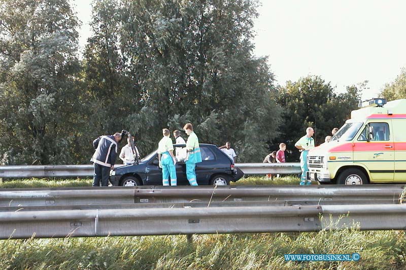 99091605.jpg - LOCOM :Dordrecht:16-09-1999:ongeval 3 auto's met bekneling en 2 gewonden op de rondweg n3 richting breda t/h afslag werkendam door het ongeval ontstond en ware verkeers opstoping de merwede strrat liep helemaal en de rondweg was nog maar 1 rijbaan beschikbaar.Deze digitale foto blijft eigendom van FOTOPERSBURO BUSINK. Wij hanteren de voorwaarden van het N.V.F. en N.V.J. Gebruik van deze foto impliceert dat u bekend bent  en akkoord gaat met deze voorwaarden bij publicatie.EB/ETIENNE BUSINK