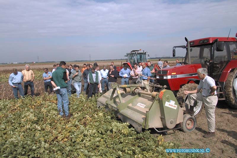 99091609.jpg - WLTO/WESTWEEK :Westmaas:16-09-1999:groeneweg pav westmaas  demonstratie verwijderen van het aardappelloofDeze digitale foto blijft eigendom van FOTOPERSBURO BUSINK. Wij hanteren de voorwaarden van het N.V.F. en N.V.J. Gebruik van deze foto impliceert dat u bekend bent  en akkoord gaat met deze voorwaarden bij publicatie.EB/ETIENNE BUSINK