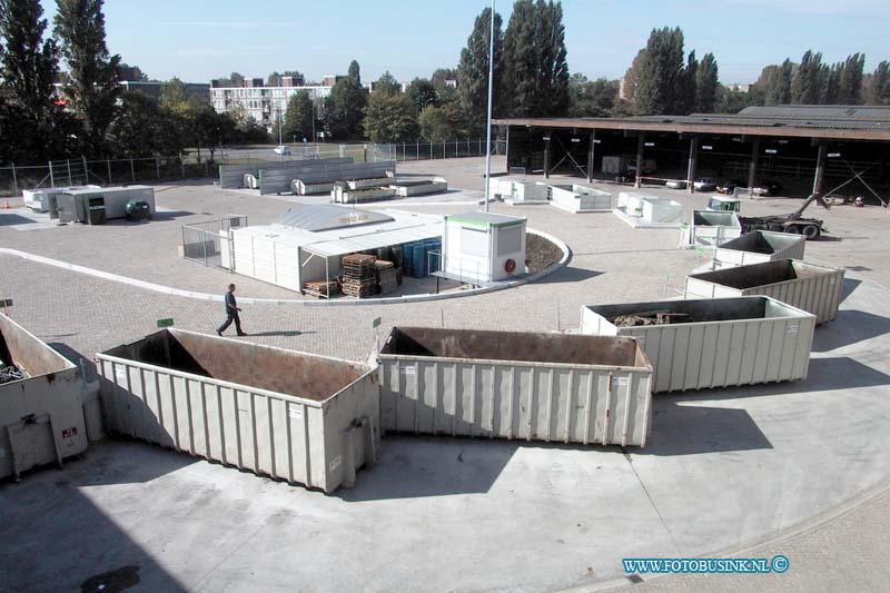 99091614.jpg - NETWERK/STADSVERVOER :Dordrecht:16-09-1999:baanhoekweg afval breng station met hoog werker overzichts foto Deze digitale foto blijft eigendom van FOTOPERSBURO BUSINK. Wij hanteren de voorwaarden van het N.V.F. en N.V.J. Gebruik van deze foto impliceert dat u bekend bent  en akkoord gaat met deze voorwaarden bij publicatie.EB/ETIENNE BUSINK