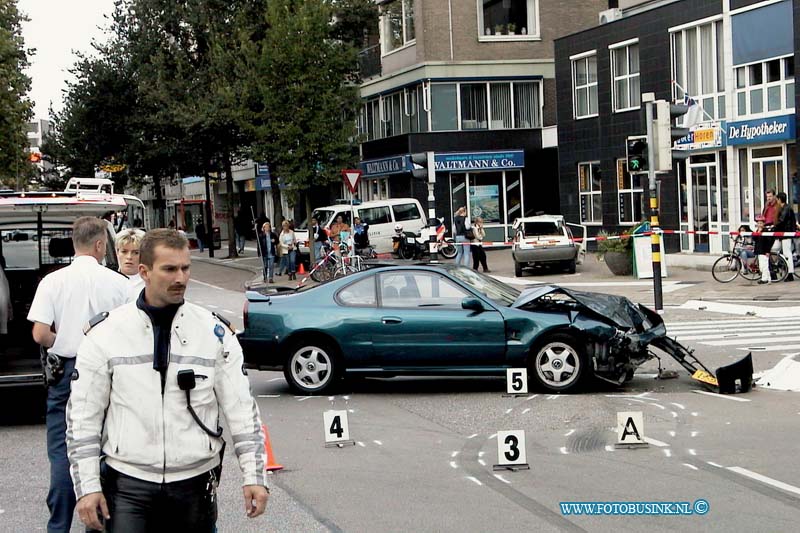 99091671.jpg - DE STEM VAN DORDT :Dordrecht:16-09-1999:aanrijding johan de witstraat dordrecht 1 beknelde vrouw die met haar auto rechts afsloeg waar het op het kruising niet mag de singel op een naderede auto kon de aanrijding niet meer voorkomen en ramde de vrouw die rehtsaf de singel op wilde met haar auto in de zij flank. zijn kwam bekneld in haar auto te zitten de brandweer bevrijde vrouw door het dak van de auto af te knippen de ggd vervoerde de vrouw naar het ziekenhuis met diverse verwondingen.Deze digitale foto blijft eigendom van FOTOPERSBURO BUSINK. Wij hanteren de voorwaarden van het N.V.F. en N.V.J. Gebruik van deze foto impliceert dat u bekend bent  en akkoord gaat met deze voorwaarden bij publicatie.EB/ETIENNE BUSINK