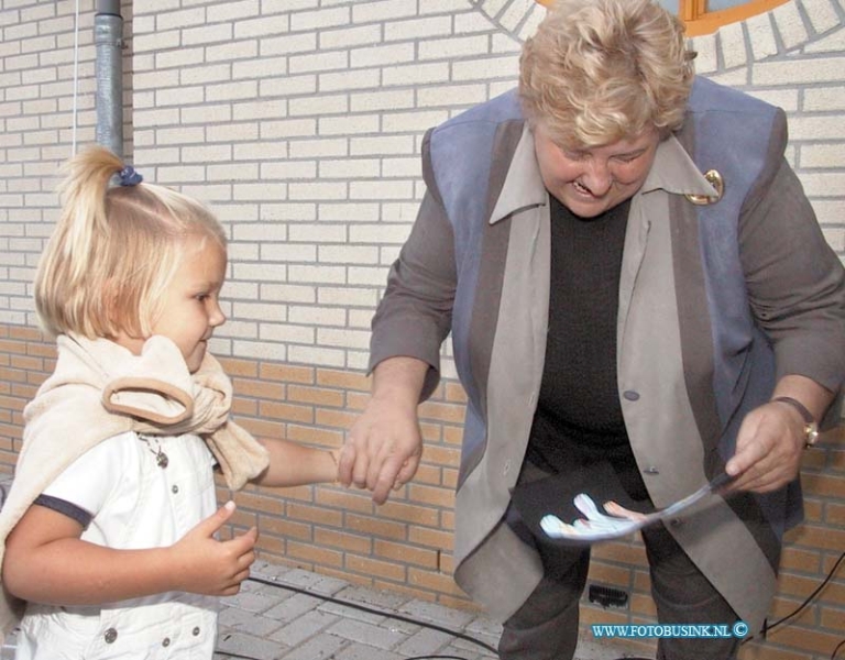 99091702.jpg - DE DORDTENAAR :Dordrecht:17-09-1999:officele opening kindercentrum groenland door minister erika terpstraat chicomensdesring 817Deze digitale foto blijft eigendom van FOTOPERSBURO BUSINK. Wij hanteren de voorwaarden van het N.V.F. en N.V.J. Gebruik van deze foto impliceert dat u bekend bent  en akkoord gaat met deze voorwaarden bij publicatie.EB/ETIENNE BUSINK