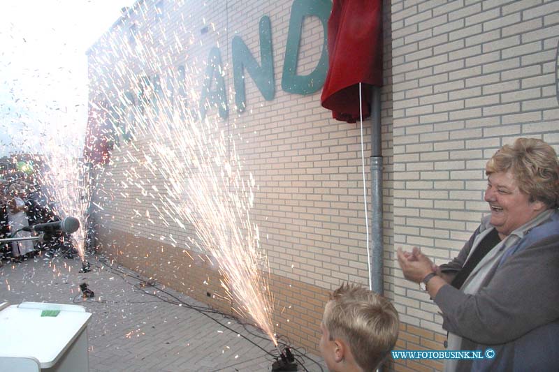 99091703.jpg - DE DORDTENAAR :Dordrecht:17-09-1999:officele opening kindercentrum groenland door minister erika terpstraat chicomensdesring 817Deze digitale foto blijft eigendom van FOTOPERSBURO BUSINK. Wij hanteren de voorwaarden van het N.V.F. en N.V.J. Gebruik van deze foto impliceert dat u bekend bent  en akkoord gaat met deze voorwaarden bij publicatie.EB/ETIENNE BUSINK