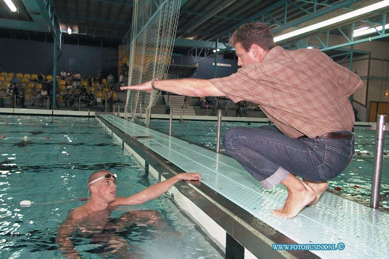 99091708.jpg - MKS/SPORTKADER :Dordrecht:17-09-1999:accapulco zwembad dordrecht foto van zwemmer en trainer en voorzitter van clun nautilus verhaal dhr h van der ploegDeze digitale foto blijft eigendom van FOTOPERSBURO BUSINK. Wij hanteren de voorwaarden van het N.V.F. en N.V.J. Gebruik van deze foto impliceert dat u bekend bent  en akkoord gaat met deze voorwaarden bij publicatie.EB/ETIENNE BUSINK