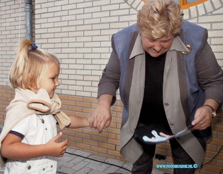 99091752.jpg - DE STEM VAN DORDT :Dordrecht:17-09-1999:officele opening kindercentrum groenland door minister erika terpstraat chicomensdesring 817Deze digitale foto blijft eigendom van FOTOPERSBURO BUSINK. Wij hanteren de voorwaarden van het N.V.F. en N.V.J. Gebruik van deze foto impliceert dat u bekend bent  en akkoord gaat met deze voorwaarden bij publicatie.EB/ETIENNE BUSINK