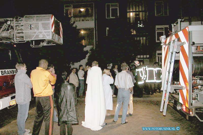 99091801.jpg - LOCOM :Dordrecht:18-09-1999:een flinke binnenbrand in een woonhuis zette de portiek en 8 andre wooningen voldeging in dikke rook de wooning aan de hobbemastraat 12 brnade volledig uit.alle betrokken bewooners van de flat werden tijdelijk geevacuurd uit hun woningen tijden de brand die om ongeveer 2,300 werdt ondekt door de boven buurmande ggd gaaf enkel mensne dekens tegen de kouw ( zie foto ) de brandweer had na een half uur de brand en de rook overlast onder controle.  Deze digitale foto blijft eigendom van FOTOPERSBURO BUSINK. Wij hanteren de voorwaarden van het N.V.F. en N.V.J. Gebruik van deze foto impliceert dat u bekend bent  en akkoord gaat met deze voorwaarden bij publicatie.EB/ETIENNE BUSINK