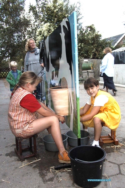 99091807.jpg - WLTO/WESTWEEK : nieuwe lekkerland:18-09-1999:kaas boederij fam meerkerk lekdijk 81 t/h witte water toren opendagen foto polder sport Deze digitale foto blijft eigendom van FOTOPERSBURO BUSINK. Wij hanteren de voorwaarden van het N.V.F. en N.V.J. Gebruik van deze foto impliceert dat u bekend bent  en akkoord gaat met deze voorwaarden bij publicatie.EB/ETIENNE BUSINK