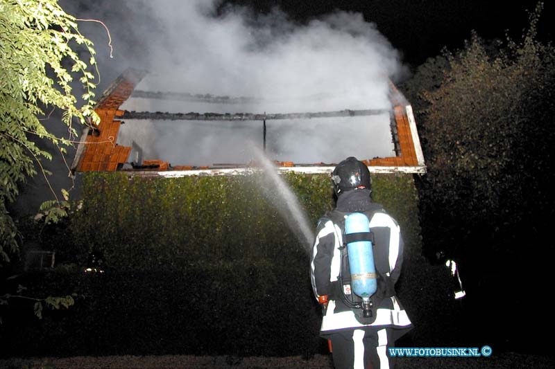 99091817.jpg - DE KLAROEN :Alblasserdam:18-09-1999:om even 06,00 uur werdt een woning aan de west polderweg in alblasserdam verwoest door een uitslaande brand toen de brandweer ariveerde stond de woning volledig in brand de brandweer had na 1 1/2 uur de brand volledig onder controle voor het toegesnelde ambulance personeel was er niets de toen de politie zetten de weg ongeveer 2 1/2 uur af voor al het verkeer. Deze digitale foto blijft eigendom van FOTOPERSBURO BUSINK. Wij hanteren de voorwaarden van het N.V.F. en N.V.J. Gebruik van deze foto impliceert dat u bekend bent  en akkoord gaat met deze voorwaarden bij publicatie.EB/ETIENNE BUSINK