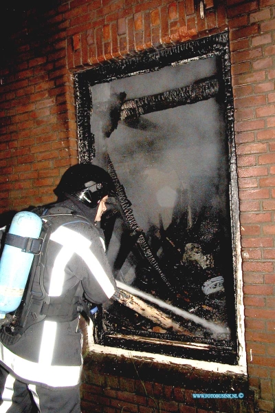 99091820.jpg - DE KLAROEN :Alblasserdam:18-09-1999:om even 06,00 uur werdt een woning aan de west polderweg in alblasserdam verwoest door een uitslaande brand toen de brandweer ariveerde stond de woning volledig in brand de brandweer had na 1 1/2 uur de brand volledig onder controle voor het toegesnelde ambulance personeel was er niets de toen de politie zetten de weg ongeveer 2 1/2 uur af voor al het verkeer. Deze digitale foto blijft eigendom van FOTOPERSBURO BUSINK. Wij hanteren de voorwaarden van het N.V.F. en N.V.J. Gebruik van deze foto impliceert dat u bekend bent  en akkoord gaat met deze voorwaarden bij publicatie.EB/ETIENNE BUSINK