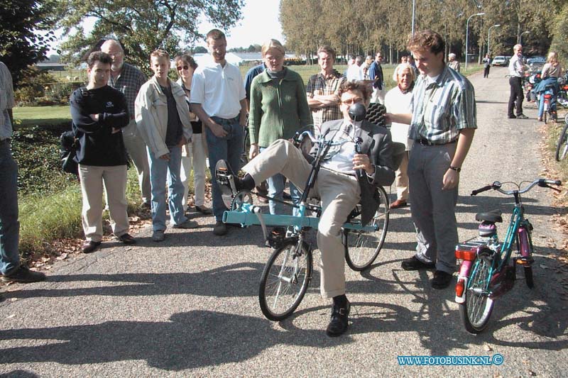 99091874.jpg - DE STEM VAN DORDT :Dordrecht:18-09-1999:WEDH COK SAS RIJDT OP EEN LIGFIETS EB WEDH ERIK VAN HEIJINGEN KOMT VAN DE WATERTOREN VAN DUBBELDAM ABSEILENDeze digitale foto blijft eigendom van FOTOPERSBURO BUSINK. Wij hanteren de voorwaarden van het N.V.F. en N.V.J. Gebruik van deze foto impliceert dat u bekend bent  en akkoord gaat met deze voorwaarden bij publicatie.EB/ETIENNE BUSINK