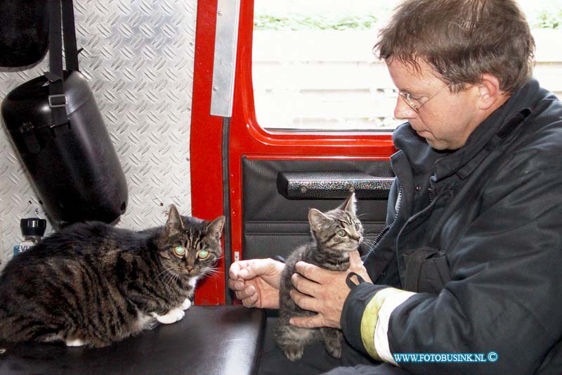 99092072.jpg - DE STEM VAN DORDT:Papendrecht:21-09-1999:bij een brand in woonhuis aan de spilbolmolen 56 heeft de brandweer twee katten kunnen redden van de rook vergifteging nadat er achter in de woonkamer brand was onstaan. de bewonner kon tijding het huis verlatenDeze digitale foto blijft eigendom van FOTOPERSBURO BUSINK. Wij hanteren de voorwaarden van het N.V.F. en N.V.J. Gebruik van deze foto impliceert dat u bekend bent  en akkoord gaat met deze voorwaarden bij publicatie.EB/ETIENNE BUSINK