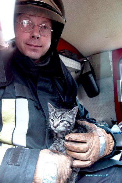 99092101.jpg - HET KONTAKT:Pap4endrecht:21-09-1999:bij een brand in woonhuis aan de spilbolmolen 56 heeft de brandweer twee katten kunnen redden van de rook vergifteging nadat er achter in de woonkamer brand was onstaan. de bewonner kon tijding het huis verlatenDeze digitale foto blijft eigendom van FOTOPERSBURO BUSINK. Wij hanteren de voorwaarden van het N.V.F. en N.V.J. Gebruik van deze foto impliceert dat u bekend bent  en akkoord gaat met deze voorwaarden bij publicatie.EB/ETIENNE BUSINK