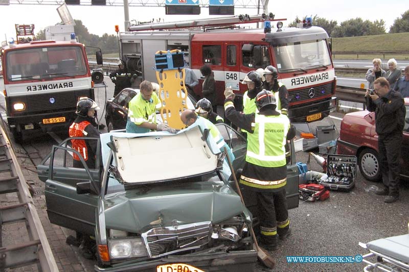 99092201.jpg - DE DORDTENAAR :Zwijndrecht:22-09-1999:ongeval rw a6 net voor drechtunnel richting breda oost 1 en 2 6 personenauto bosten 3 gewonden 1 beknelingDeze digitale foto blijft eigendom van FOTOPERSBURO BUSINK. Wij hanteren de voorwaarden van het N.V.F. en N.V.J. Gebruik van deze foto impliceert dat u bekend bent  en akkoord gaat met deze voorwaarden bij publicatie.EB/ETIENNE BUSINK