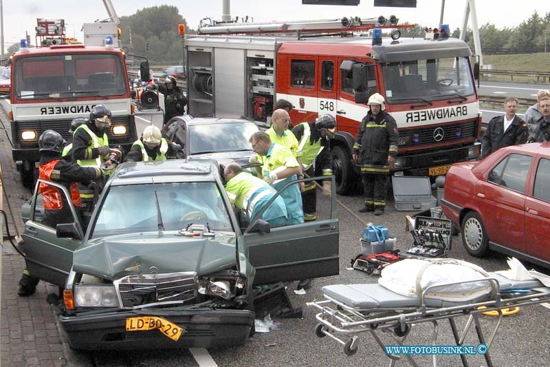 99092202.jpg - DE DORDTENAAR :Zwijndrecht:22-09-1999:ongeval rw a6 net voor drechtunnel richting breda oost 1 en 2 6 personenauto bosten 3 gewonden 1 beknelingDeze digitale foto blijft eigendom van FOTOPERSBURO BUSINK. Wij hanteren de voorwaarden van het N.V.F. en N.V.J. Gebruik van deze foto impliceert dat u bekend bent  en akkoord gaat met deze voorwaarden bij publicatie.EB/ETIENNE BUSINK