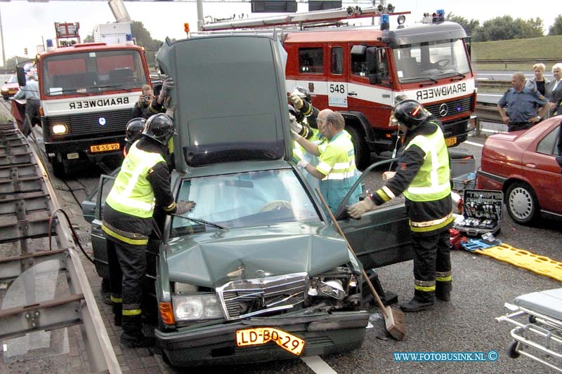 99092203.jpg - DE DORDTENAAR :Zwijndrecht:22-09-1999:ongeval rw a6 net voor drechtunnel richting breda oost 1 en 2 6 personenauto bosten 3 gewonden 1 beknelingDeze digitale foto blijft eigendom van FOTOPERSBURO BUSINK. Wij hanteren de voorwaarden van het N.V.F. en N.V.J. Gebruik van deze foto impliceert dat u bekend bent  en akkoord gaat met deze voorwaarden bij publicatie.EB/ETIENNE BUSINK