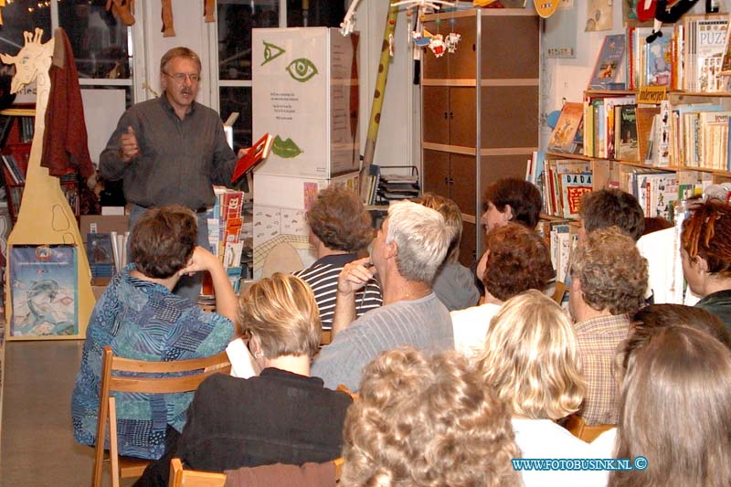 99092206.jpg - DE DORDTENAAR :Dordrecht:22-09-1999:in kinderboeken wi kel de giraff aan de groenmarkt  presentatie van het boekje geschreven door casper markesteijnDeze digitale foto blijft eigendom van FOTOPERSBURO BUSINK. Wij hanteren de voorwaarden van het N.V.F. en N.V.J. Gebruik van deze foto impliceert dat u bekend bent  en akkoord gaat met deze voorwaarden bij publicatie.EB/ETIENNE BUSINK