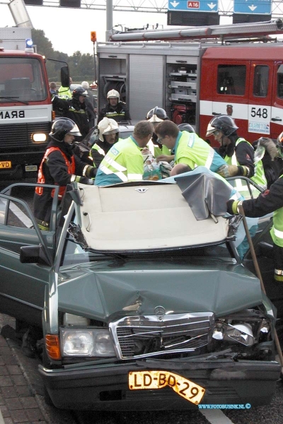 99092207.jpg - AMBU ZHZ :Zwijndrecht:22-09-1999:ongeval rw a6 net voor drechtunnel richting breda oost 1 en 2 6 personenauto bosten 3 gewonden 1 beknelingDeze digitale foto blijft eigendom van FOTOPERSBURO BUSINK. Wij hanteren de voorwaarden van het N.V.F. en N.V.J. Gebruik van deze foto impliceert dat u bekend bent  en akkoord gaat met deze voorwaarden bij publicatie.EB/ETIENNE BUSINK