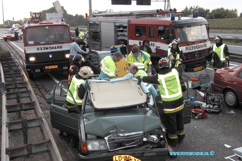 99092208.jpg - LOCOM :Zwijndrecht:22-09-1999:ongeval rw a6 net voor drechtunnel richting breda oost 1 en 2 6 personenauto bosten 3 gewonden 1 beknelingDeze digitale foto blijft eigendom van FOTOPERSBURO BUSINK. Wij hanteren de voorwaarden van het N.V.F. en N.V.J. Gebruik van deze foto impliceert dat u bekend bent  en akkoord gaat met deze voorwaarden bij publicatie.EB/ETIENNE BUSINK