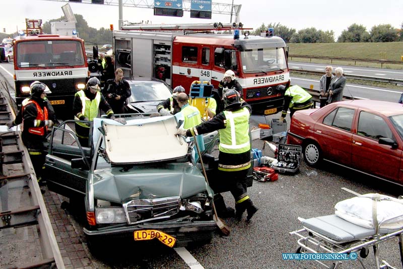 99092210.jpg - AMBU ZHZ :Zwijndrecht:22-09-1999:ongeval rw a6 net voor drechtunnel richting breda oost 1 en 2 6 personenauto bosten 3 gewonden 1 beknelingDeze digitale foto blijft eigendom van FOTOPERSBURO BUSINK. Wij hanteren de voorwaarden van het N.V.F. en N.V.J. Gebruik van deze foto impliceert dat u bekend bent  en akkoord gaat met deze voorwaarden bij publicatie.EB/ETIENNE BUSINK