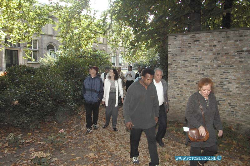 99092301.jpg - DE DORDTENAAR :Dordrecht:23-09-1999:de stichting bres blekersdijk 16 dordt wandeltocht voor nieuwe komers.buitelaners dus hier in de musseum tuin van musseum dordrechtDeze digitale foto blijft eigendom van FOTOPERSBURO BUSINK. Wij hanteren de voorwaarden van het N.V.F. en N.V.J. Gebruik van deze foto impliceert dat u bekend bent  en akkoord gaat met deze voorwaarden bij publicatie.EB/ETIENNE BUSINK