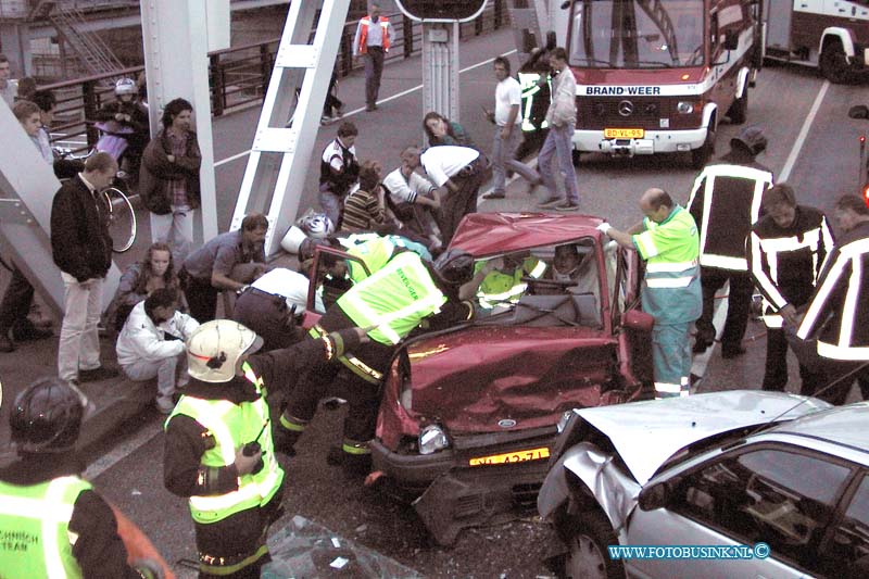 99092309.jpg - DE DORDTENAAR :Dordrecht/Zwijndrecht:23-09-1999:bij een frontale aanrijding op de stadsburg dordt/zwijndrecht vielen minstens 6 gewonden waar van er 1 bekneld in een voertuig zat de brandweer van zwijndrecht en dordrecht zijn maar dan 2 uur bezig geweest om slachoffer en de rommel op te ruimen.Deze digitale foto blijft eigendom van FOTOPERSBURO BUSINK. Wij hanteren de voorwaarden van het N.V.F. en N.V.J. Gebruik van deze foto impliceert dat u bekend bent  en akkoord gaat met deze voorwaarden bij publicatie.EB/ETIENNE BUSINK